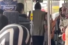 Yaşlı adam tanımadığı kadına otobüste evlilik teklifi etti