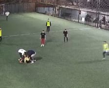 Halı sahada fenalaşan gençler hayatını kaybetti