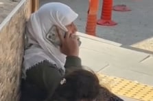 Dilenci iPhone 16 kullanırken görüntülendi