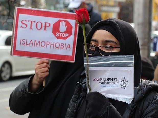 Fransa'da avukatlar için başörtüsü yasağı onaylandı