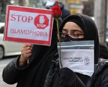 Fransa'da avukatlar için başörtüsü yasağı onaylandı