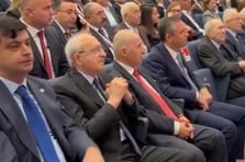 Özgür Özel CHP'nin önceki genel başkanları ile kucaklaştı