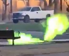 Üniversite kampüsündeki rögar kapaklarından 'yeşil alevler' çıktı.