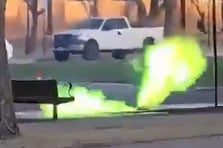 Üniversite kampüsündeki rögar kapaklarından 'yeşil alevler' çıktı.