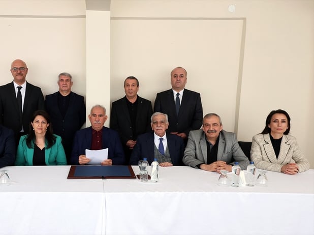 Teröristbaşı Öcalan'ın silah bırakma çağrısı barış umutlarını artırdı