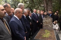 MHP heyeti Alparslan Türkeş'in kabrini ziyaret etti