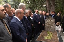 MHP heyeti Alparslan Türkeş'in kabrini ziyaret etti