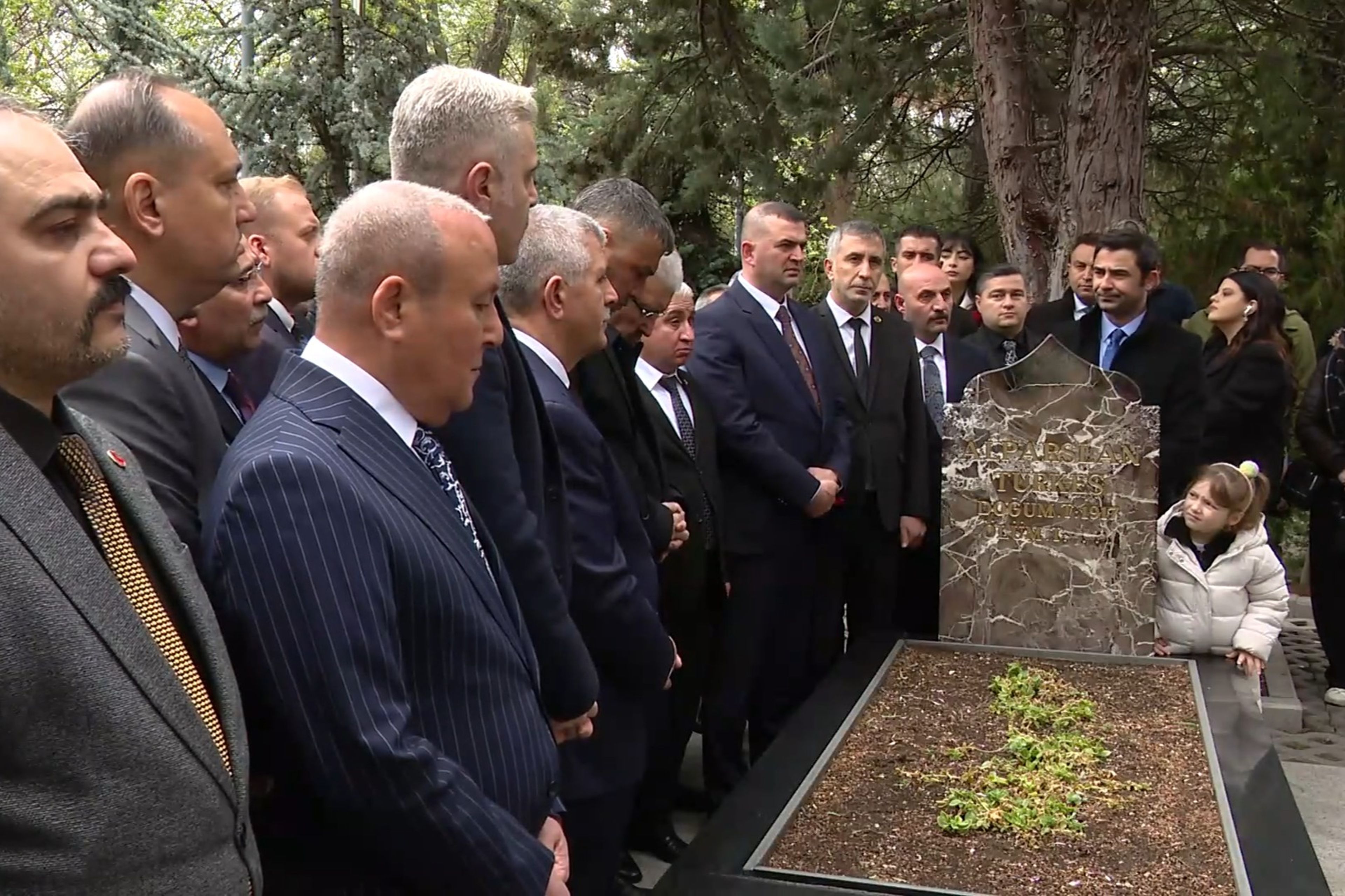 MHP heyeti Alparslan Türkeş'in kabrini ziyaret etti