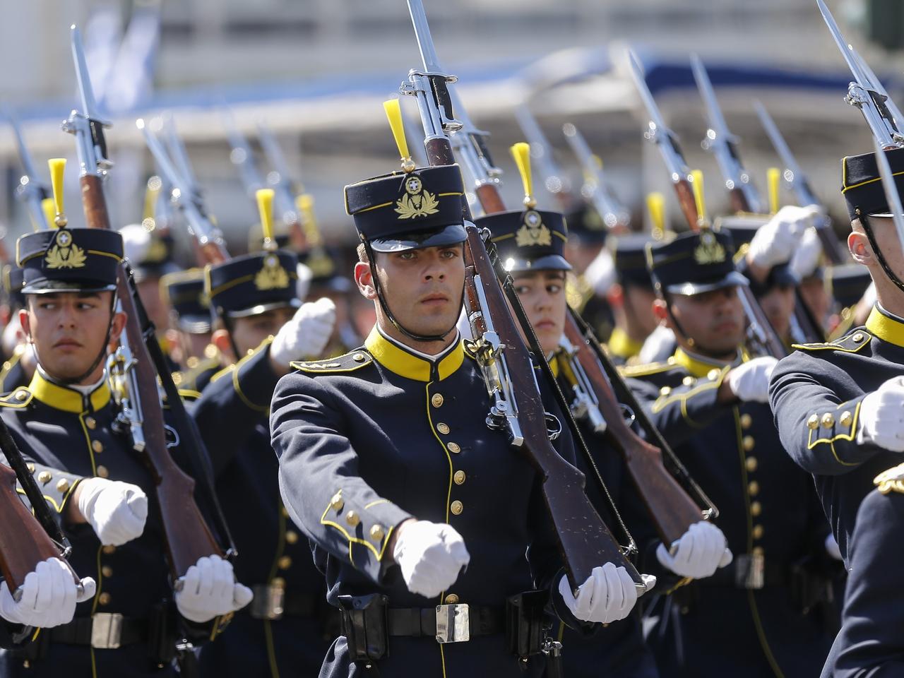 Yunanistan'da geçit töreni provokasyonu