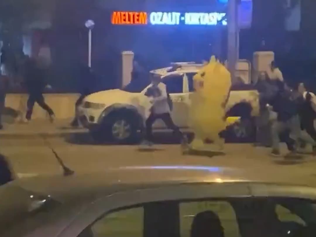Pikachu polisten kaçarken görüntülendi