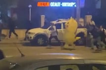 İzinsiz gösterilere katılan Pikachu polisten kaçarken görüntülendi