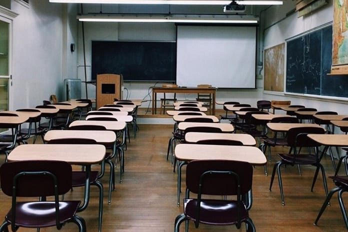 İsveç öğrencilerin okullarda akıllı telefon kullanmasını yasakladı