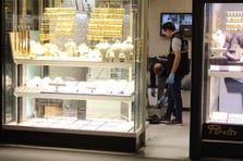 Kuyumcu soymaya çalışan yaşlı kadın gözaltına alındı