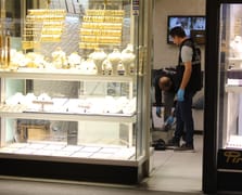 Kuyumcu soymaya çalışan yaşlı kadın gözaltına alındı