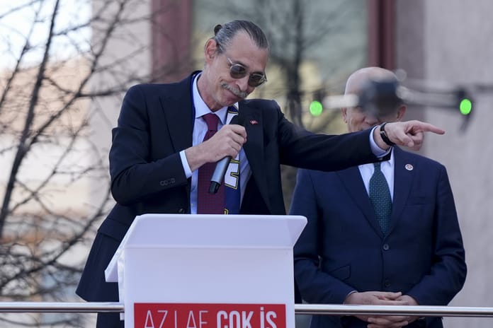 CHP'li Beşikçioğlu'ndan mezar taşı skandalı