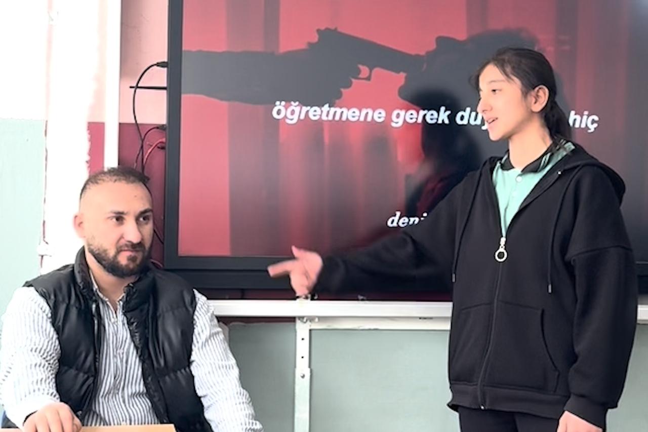 Sınıfta müstehcen ifadelerin yer aldığı rap şarkısını seslen