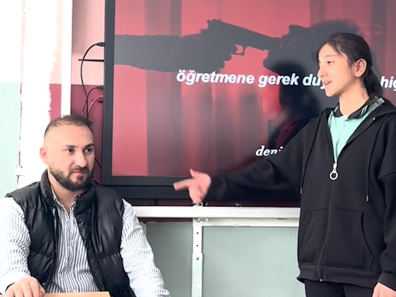 Sınıfta müstehcen ifadelerin yer aldığı rap şarkısını seslen
