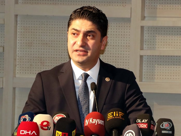 Özdemir’den CHP’ye: “Aklı başında kimseler kaldıysa partilerine sahip çıksın”