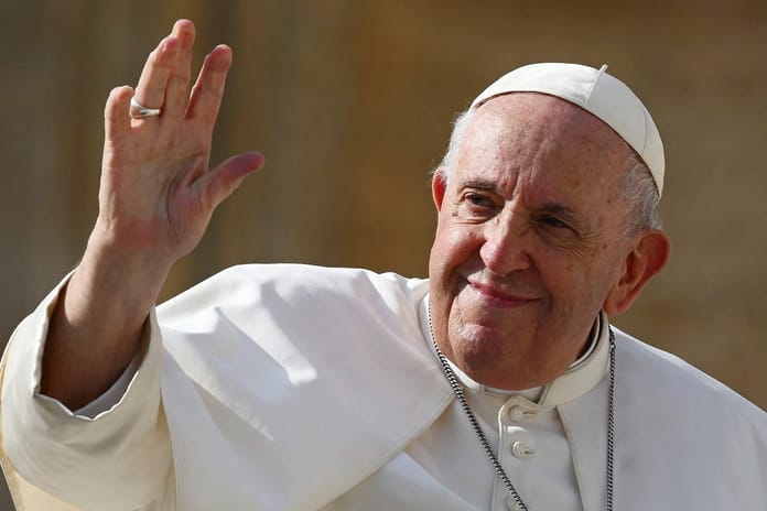 Tedavisi devam eden Papa'dan ilk mesaj