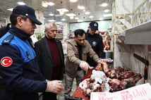 Hijyen kurallarına aykırı şekilde saklanan etlere el konuldu