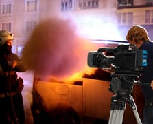 İtfaiyenin müdahalesini görüntüleyen kameraman alevlerin ortasında kaldı