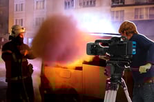 İtfaiyenin müdahalesini görüntüleyen kameraman alevlerin ortasında kaldı