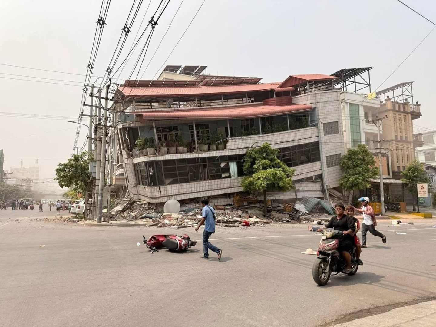 Myanmar'da 7.7 ve 6.4 şiddetinde iki deprem meydana geldi