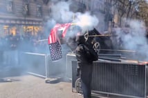 Paris'te öğrenciler ABD bayrağını ve Tesla maketini yaktı