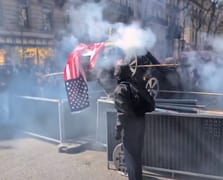 Paris'te öğrenciler ABD bayrağını ve Tesla maketini yaktı