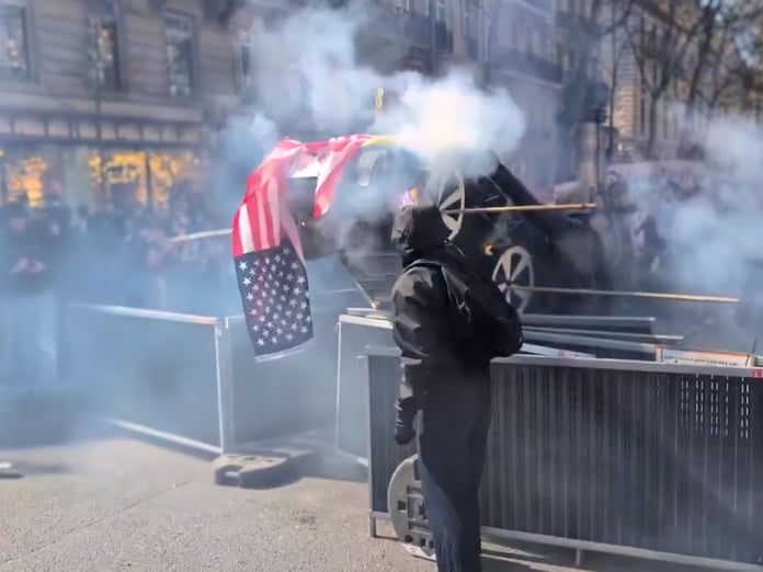 Paris'te öğrenciler ABD bayrağını ve Tesla maketini yaktı