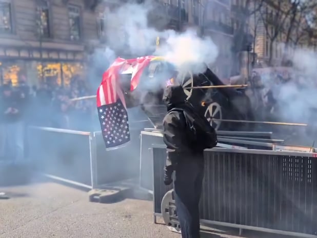 Paris'te öğrenciler ABD bayrağını ve Tesla maketini yaktı