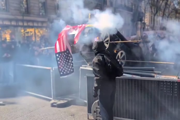 Paris'te öğrenciler ABD bayrağını ve Tesla maketini yaktı