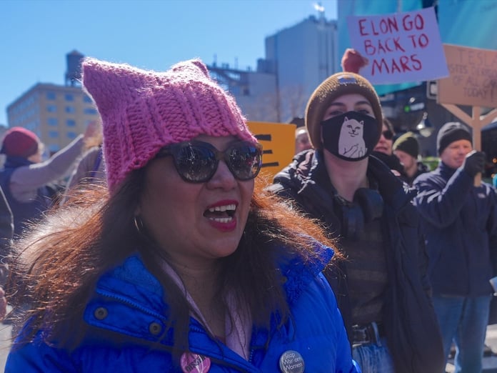  Tesla bayisine baskın: Elon Musk karşıtları gözaltına alındı