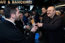 Mustafa Varank gençlerle kokoreççide sahur yaptı