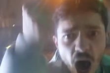 Otobüse alınmayan grup aracın camlarına saldırdı