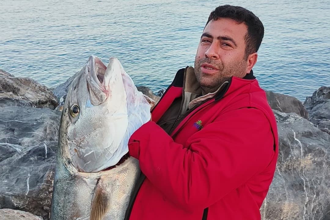 Oltayla yakaladığı 65 kiloluk 2 balığı 18 bin TL'ye sattı