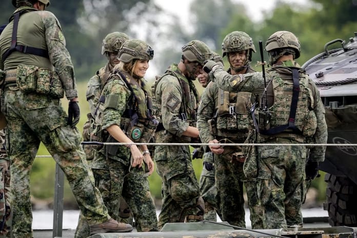 Hollanda, asker sayısını 200 bine çıkarmak istiyor
