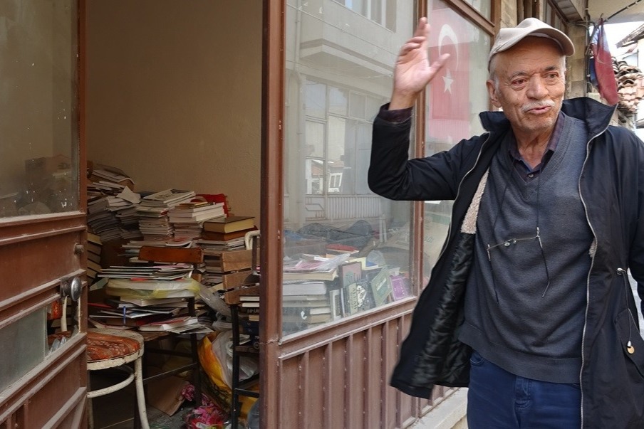 Ücretsiz kitap dağıtan kitabevini soydular