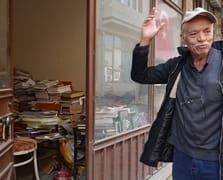 Ücretsiz kitap dağıtan kitabevini soydular