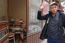 Ücretsiz kitap dağıtan kitabevini soydular