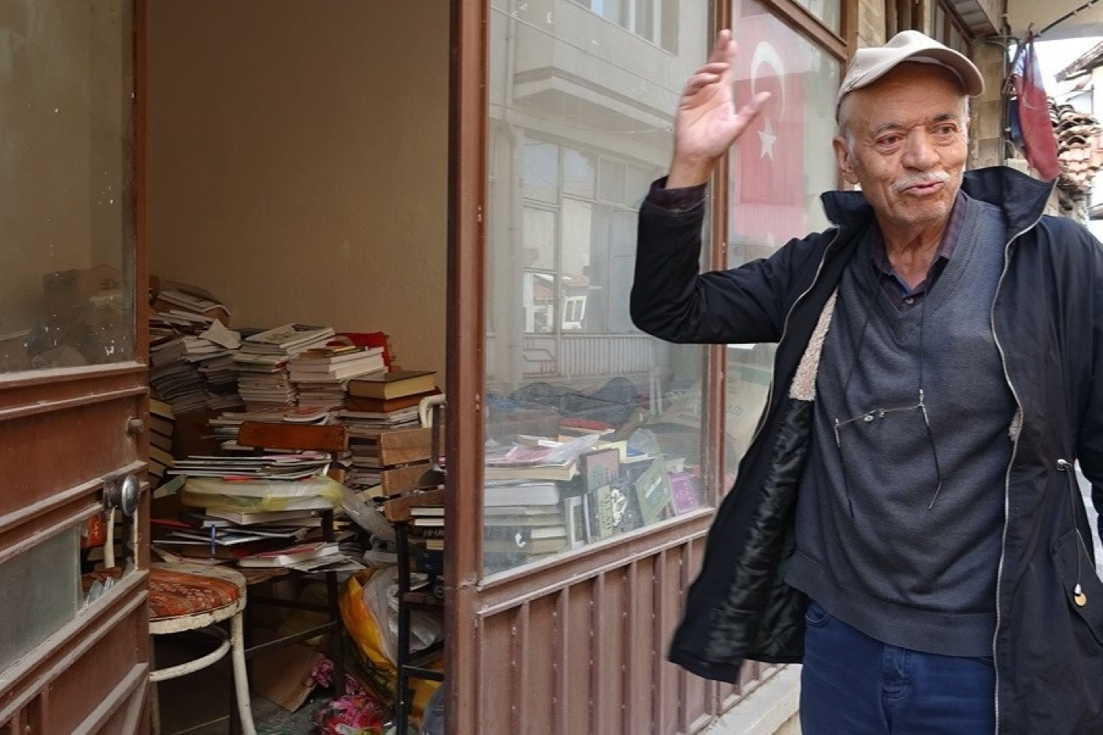 Ücretsiz kitap dağıtan kitabevini soydular
