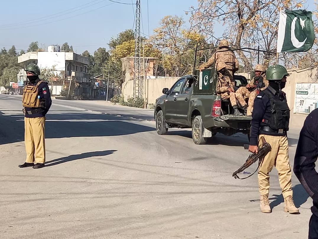 Pakistan'da trene saldırı: 6 ölü
