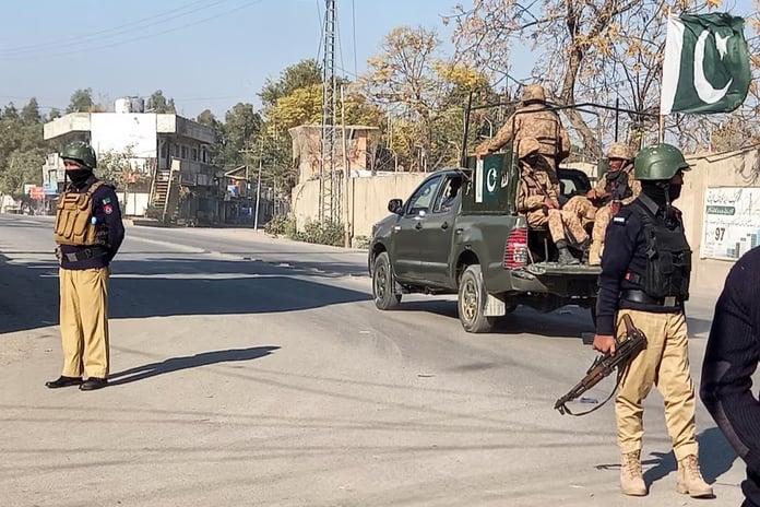 Pakistan'da ayrılıkçı Beluç örgüt trene saldırdı: 6 ölü