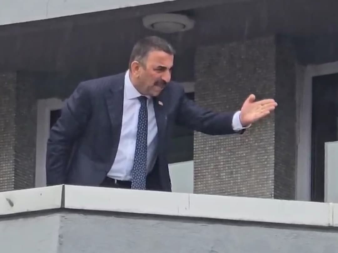 Validen alternatif tören düzenleyen CHP grubuna tepki