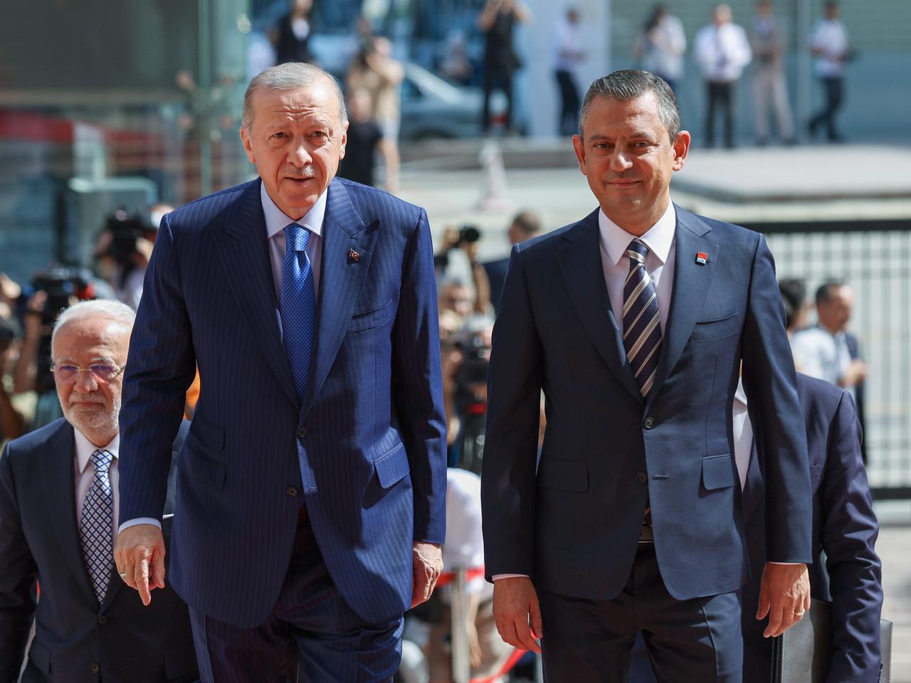 Erdoğan'dan Özel'e 500 bin liralık 'cuntacı' davası