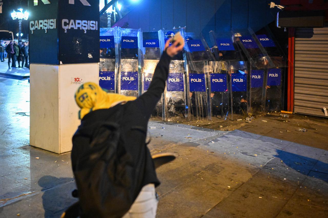 Ankara'da izinsiz gösteri: 5 Polis Yaralı