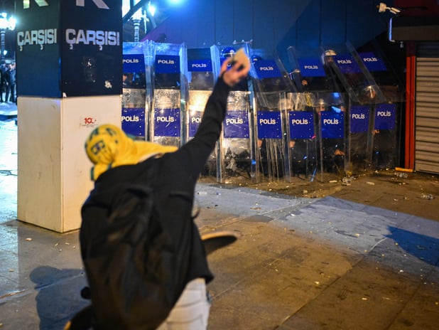 Ankara'da emniyet güçlerine taşlı saldırı düzenlendi