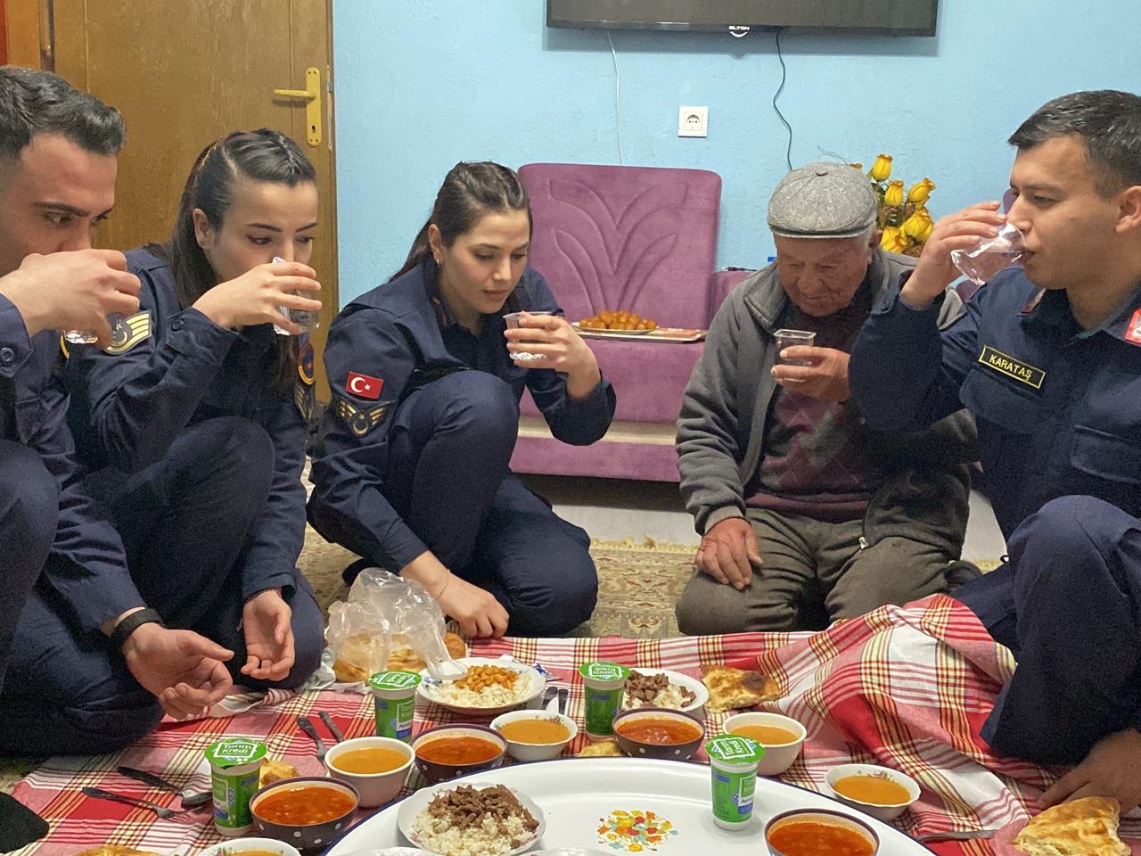 Jandarmadan gaziye sürpriz iftar