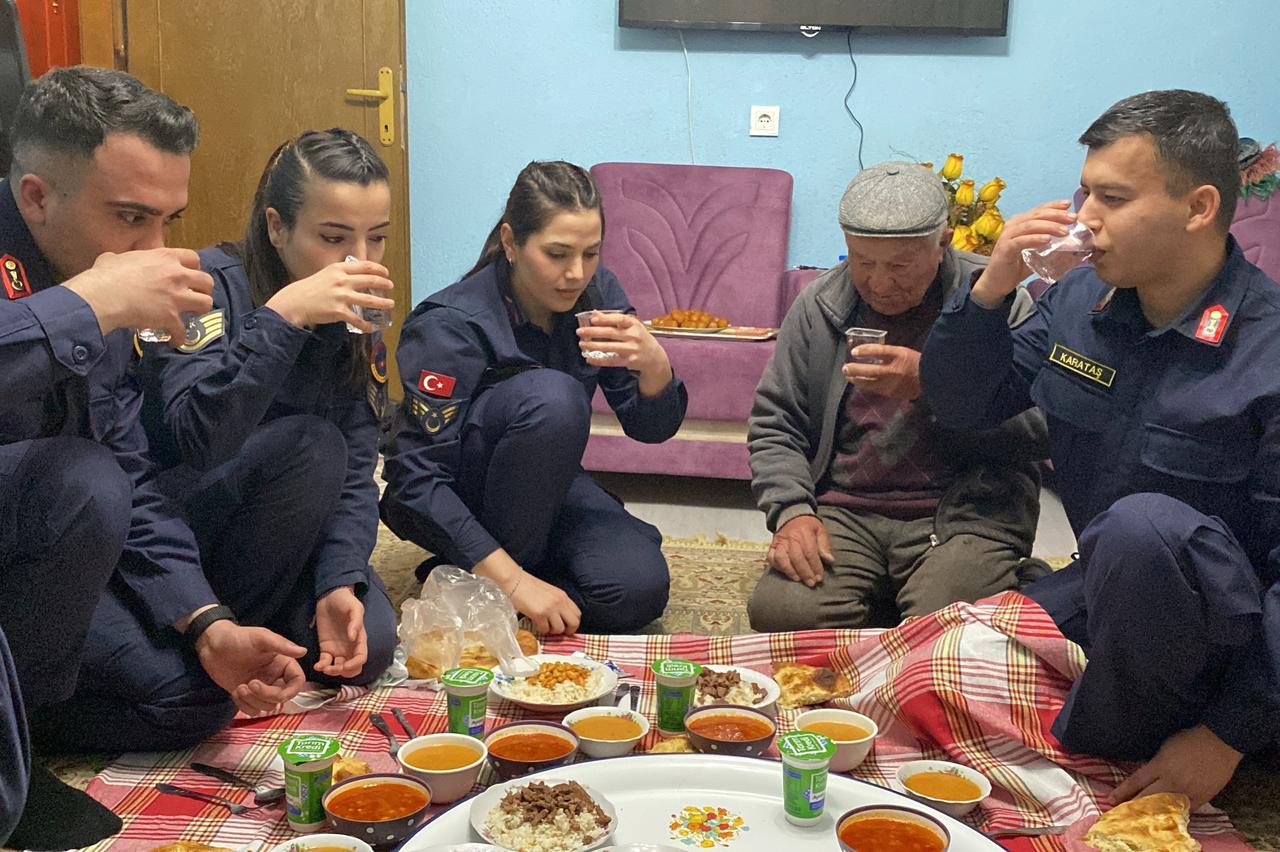 Jandarmadan gaziye sürpriz iftar
