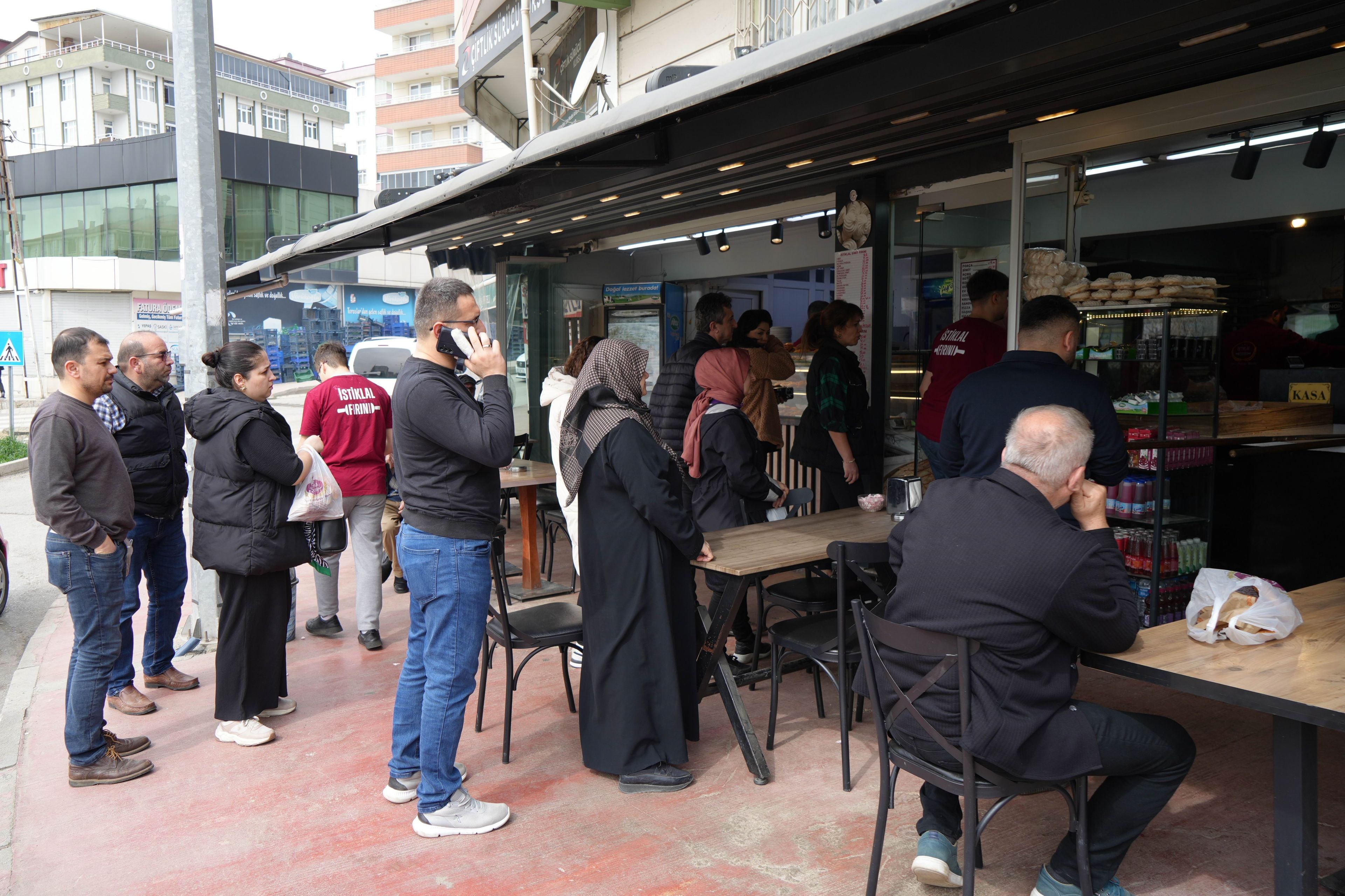 Vatandaşlar boykot çağrısına cevap vermeyerek alışverişlerine devam etti